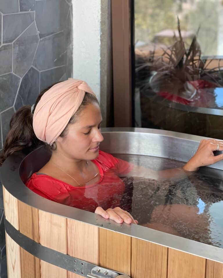לקוחה באמבטיית קרח מעץ