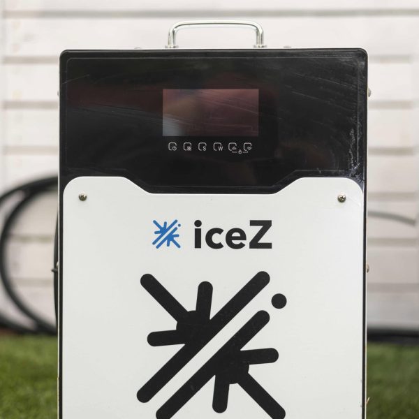 צ׳ילר (מקרר מים) של iceZ על דשא