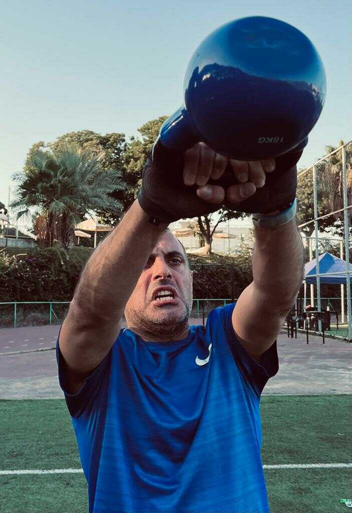 מתאמן מרים קטלבל במגרש