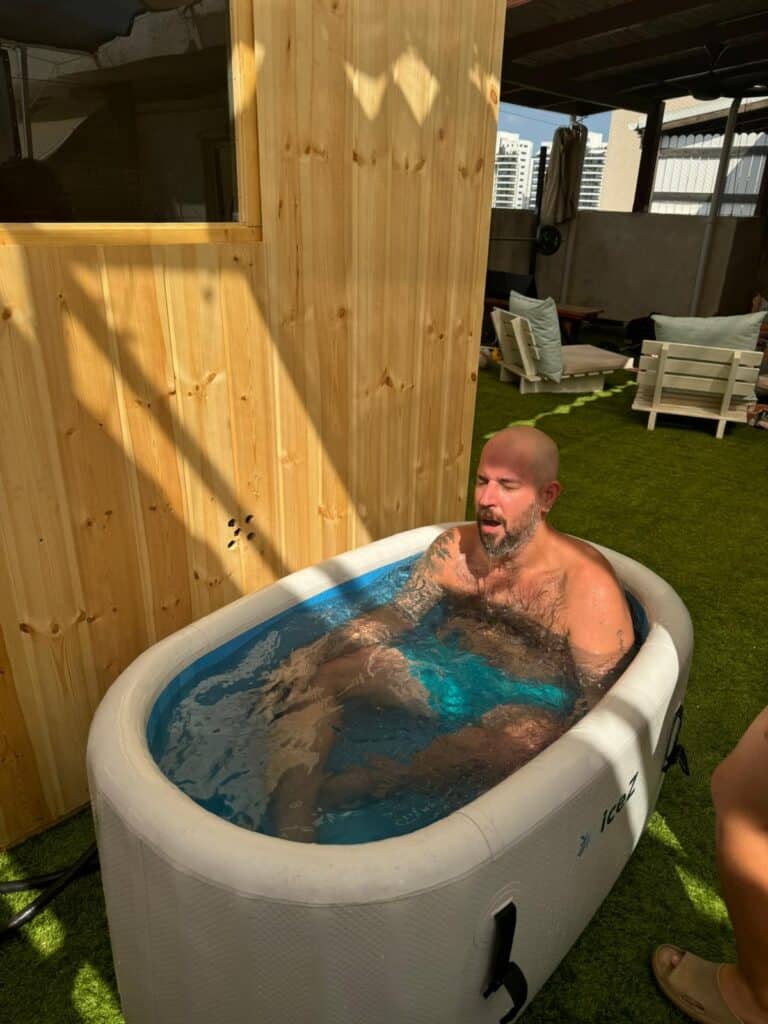 דורון באמבטיית קרח מתנפחת בחצר