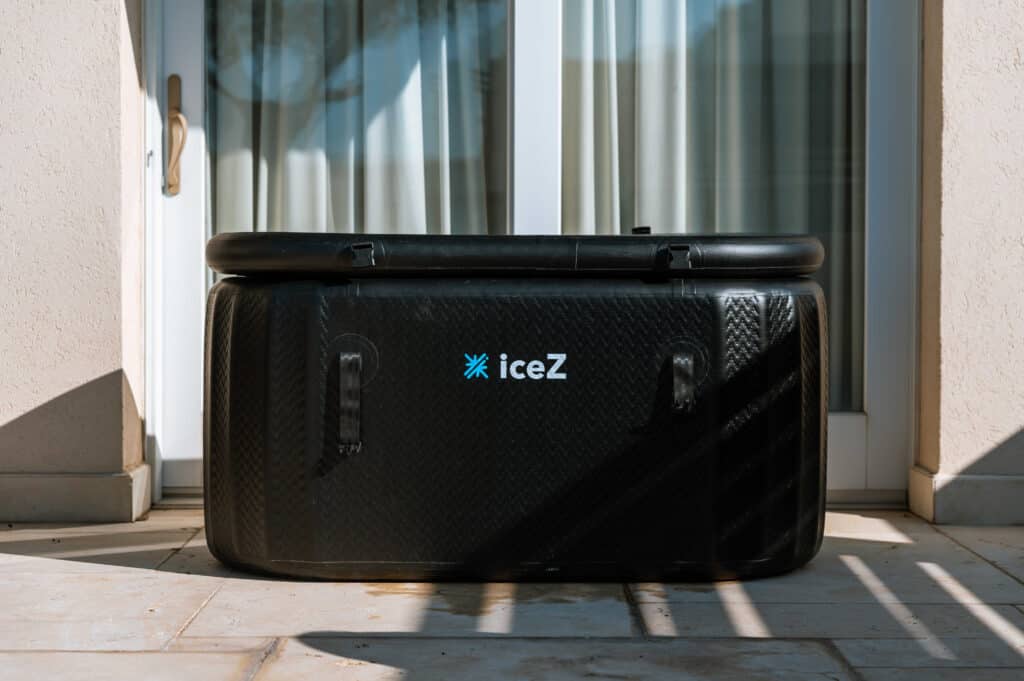 iceZ Tub שחורה עם מכסה סגור, ליד דלת זכוכית