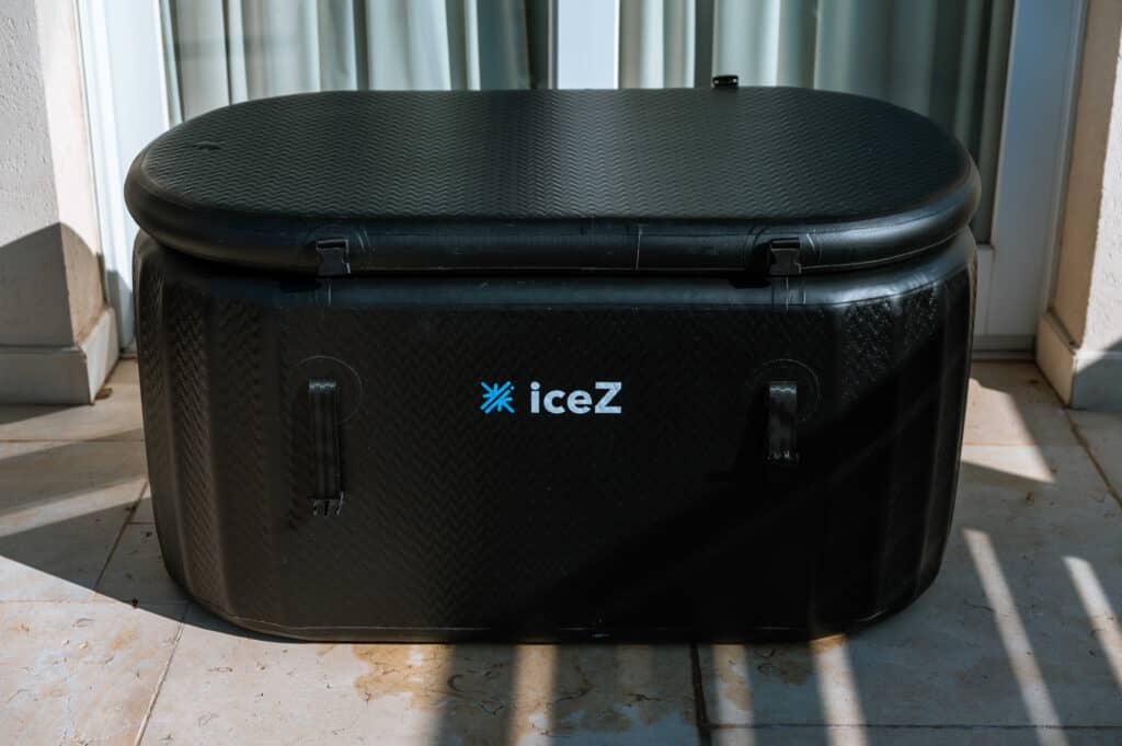 iceZ Tub שחורה עם מכסה