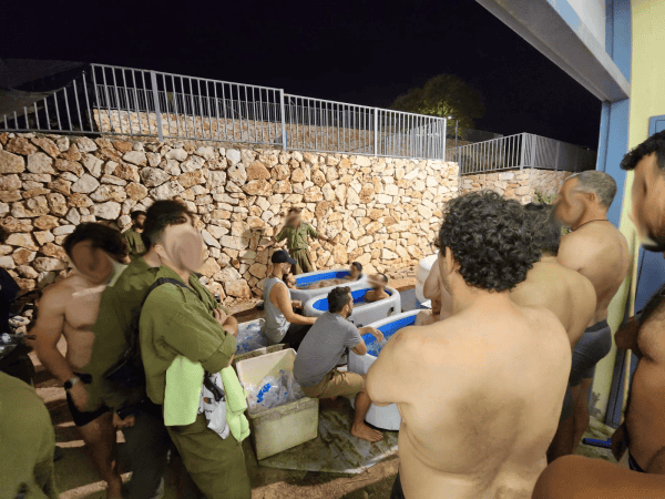 חיילים ליד אמבטיות קרח מתנפחות בשטח