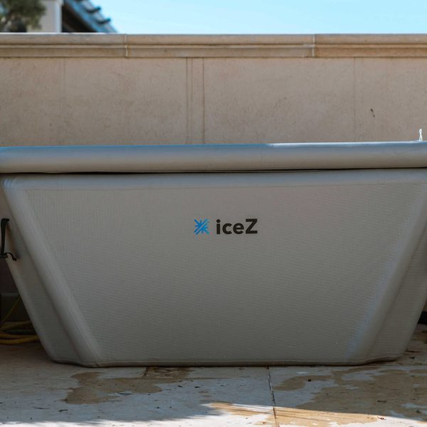 אמבטיית קרח מתנפחת מלבנית של iceZ בחצר