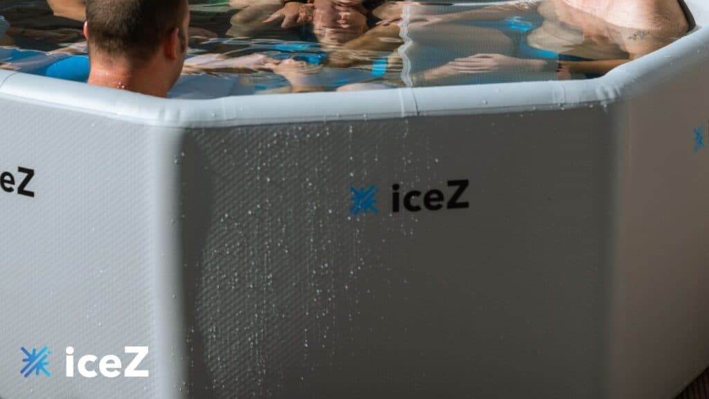 אנשים במים בבריכת קרח גדולה עם לוגו iceZ.