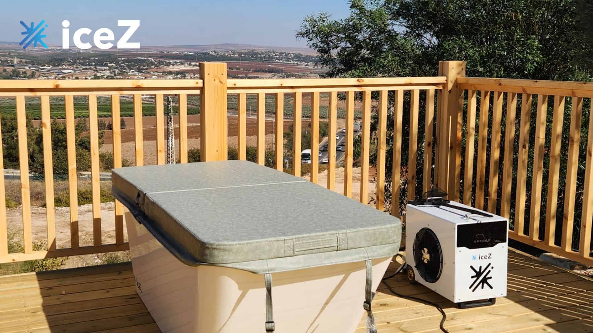 אמבט קרח מעץ על מרפסת עם נוף פתוח.