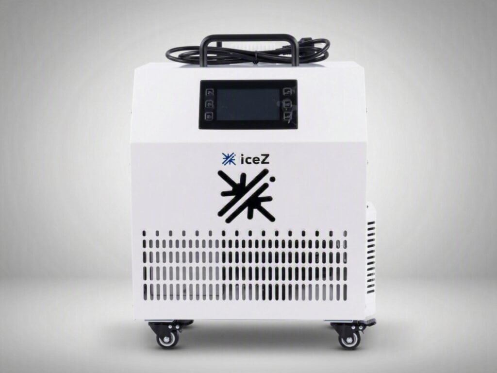 מקרר מים iceZ Pro 80 XY עם מסך דיגיטלי ועיצוב מודרני.