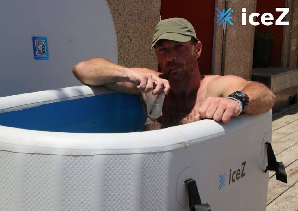 גבר באמבטיית קרח עם צ'ילר, שותה דרך קש, לוגו iceZ.