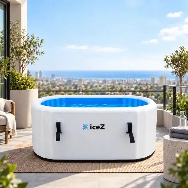 אמבטיית קרח מתנפחת iceZ Tub במרפסת מול הים